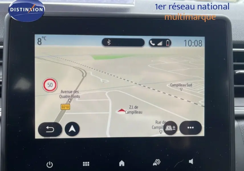 Écran tactile du système de navigation du Renault Captur 1.6 E-TECH bleu iron metal avec toit noir, vue intérieure.
