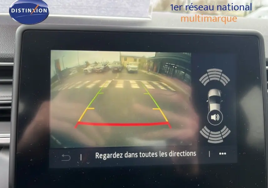 Écran de caméra de recul du Renault Captur 1.6 E-Tech, affichant l'arrière avec lignes de guidage colorées.