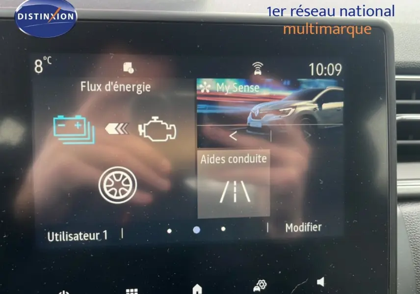 Écran tactile intérieur du Renault Captur 1.6 E-Tech 2021 affichant le flux d'énergie et aides à la conduite.