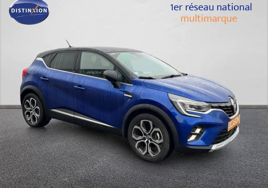 Renault Captur 1.6 E-Tech hybride rechargeable bleu Iron métal avec toit noir, vue 3/4 avant droit sur fond neutre.