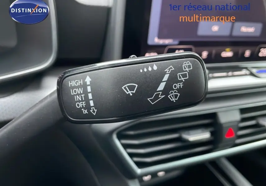 Gros plan sur la commande d’essuie-glace dans l’habitacle gris-noir du SEAT LEON ST bleu Fjord 2025.