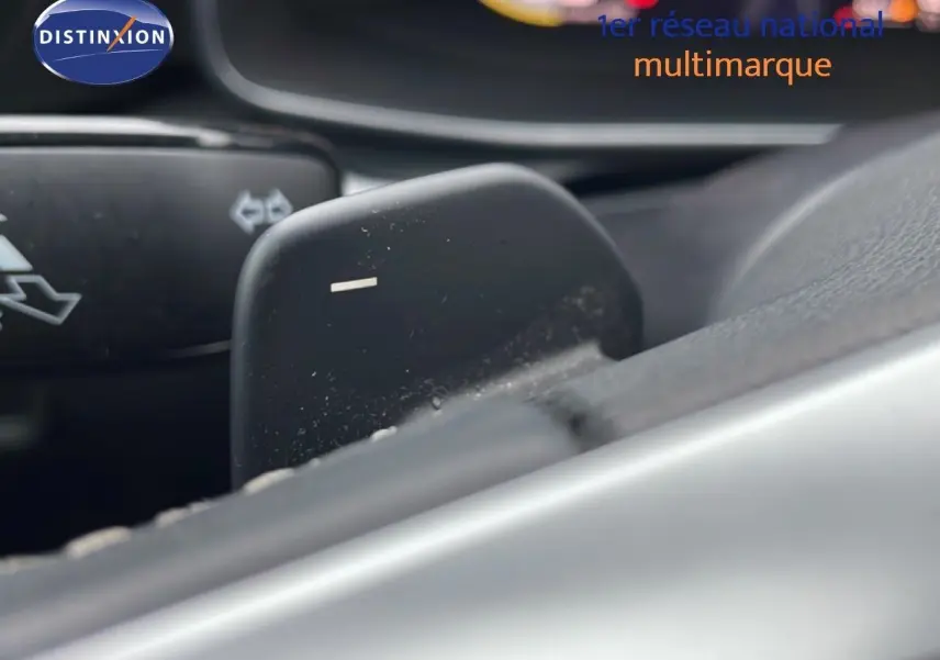 Gros plan sur la palette de changement de vitesse noire côté droit du volant dans l'habitacle d'une SEAT LEON ST bleu Fjord.