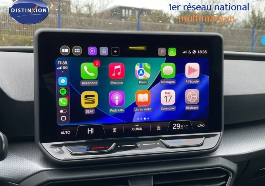 Écran tactile central du tableau de bord du SEAT LEON ST 2025, affichant les applications connectées.