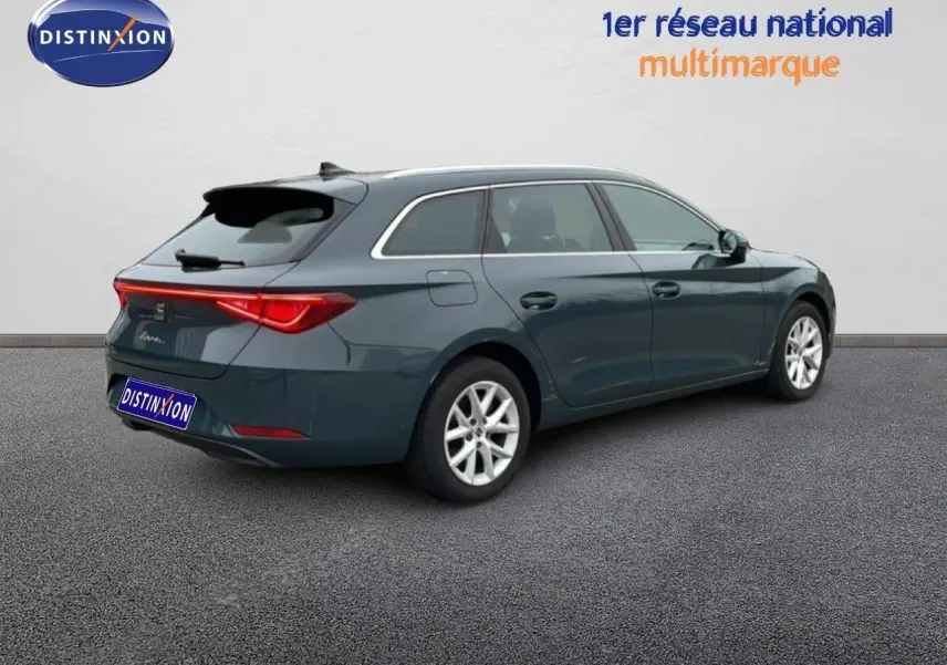 Vue 3/4 arrière droite d'une SEAT LEON ST 2025 bleu Fjord, break compact avec feux arrière LED distinctifs.