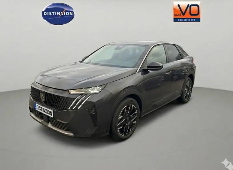 Peugeot 3008 Hybrid gris en 3/4 avant droit avec jantes alliage noires et signature lumineuse distinctive.