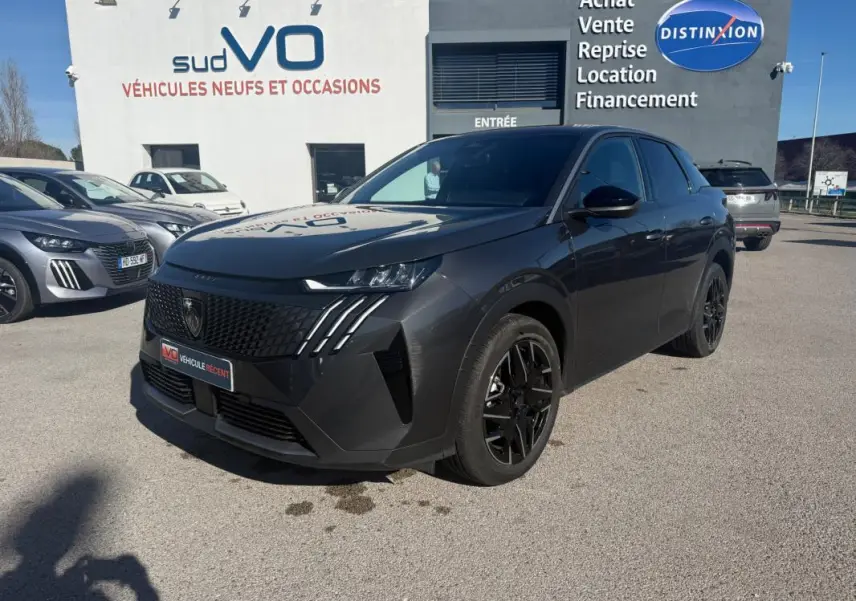Peugeot 3008 Hybrid gris en 3/4 avant droit, avec jantes alliage noires et calandre au design distinctif.