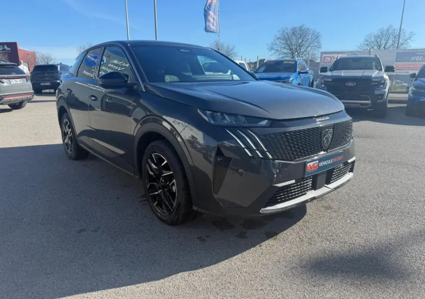 Peugeot 3008 Hybrid gris en 3/4 avant droit, avec calandre noire et jantes alliage noires de 19 pouces.