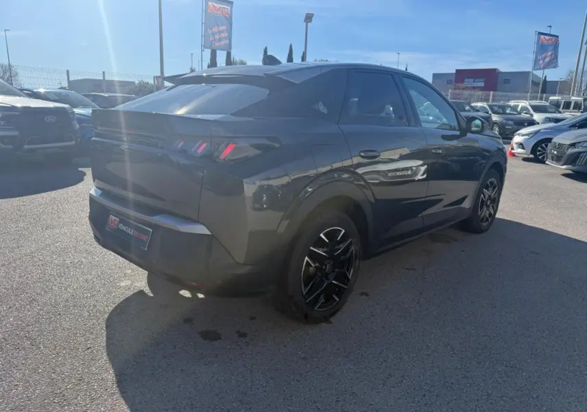 Peugeot 3008 Hybrid gris vue 3/4 arrière droit, avec jantes alliage noires et feux arrière LED distinctifs.