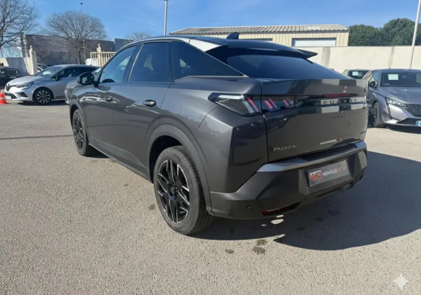 Vue 3/4 arrière droit d’un Peugeot 3008 Hybrid gris métallisé avec jantes alliage noires de 19 pouces.