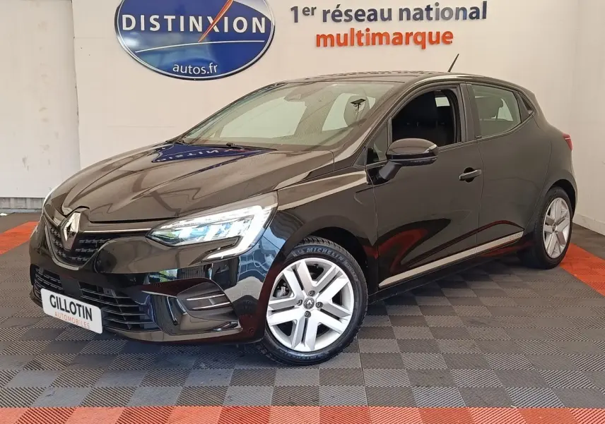 Renault Clio Business E-TECH 140 vue 3/4 avant en noir brillant avec jantes alliage et phares LED allumés.