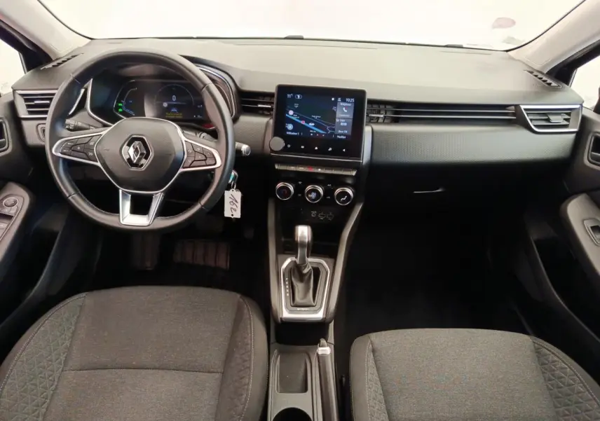 Vue intérieure avant de la Renault Clio Business E-TECH 140, tableau de bord noir avec écran tactile central et volant multifonctions.