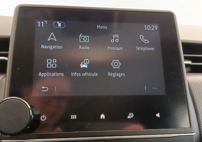 Écran tactile central de la Renault Clio Business E-TECH 140 affichant le menu principal, intérieur noir.