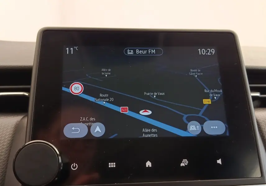 Écran tactile central de navigation 7 pouces affichant une carte routière dans un Renault Clio Business E-TECH blanc.