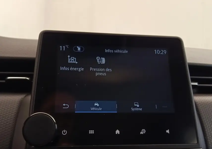 Écran tactile central de la Renault Clio Business E-TECH 140 affichant les infos énergie et pression des pneus.