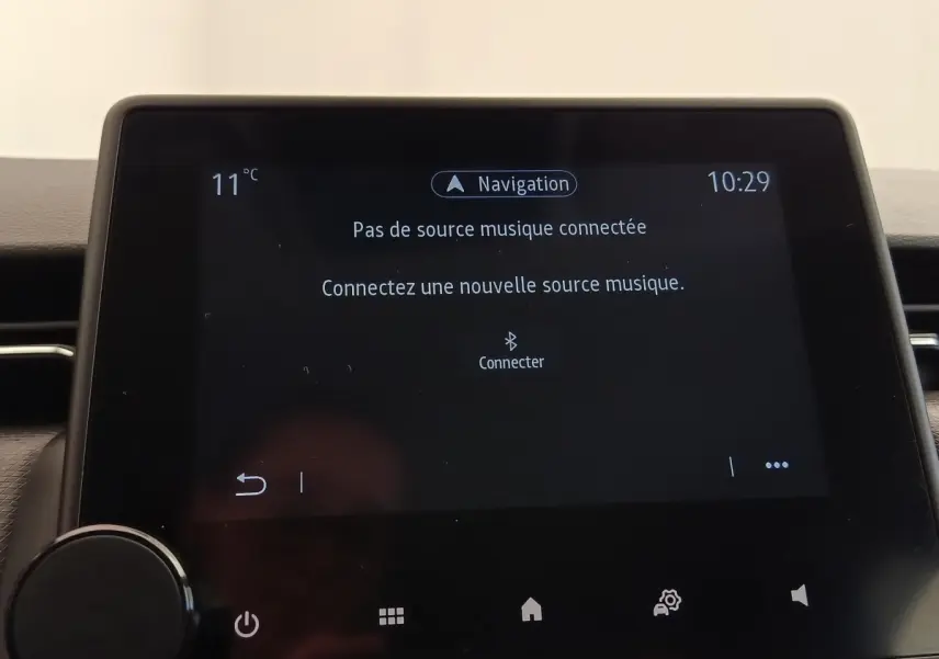 Écran tactile central du tableau de bord de la Renault Clio Business E-TECH 140 affichant le menu de connexion musique.