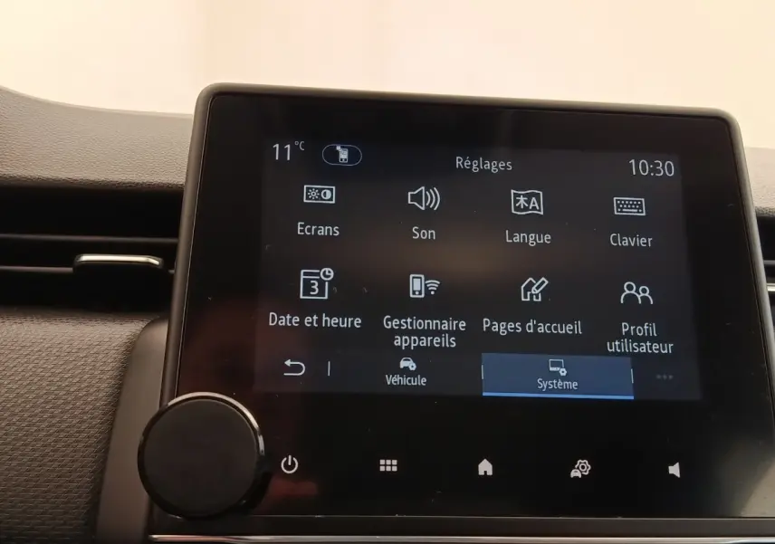 Écran tactile central de la Renault Clio Business E-TECH 140 blanc, affichant le menu Réglages à 10h30.
