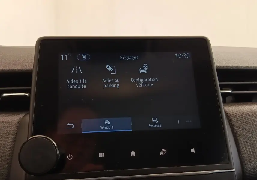 Écran tactile central de la Renault Clio Business E-TECH 140 affichant les réglages d’aides à la conduite et au parking.