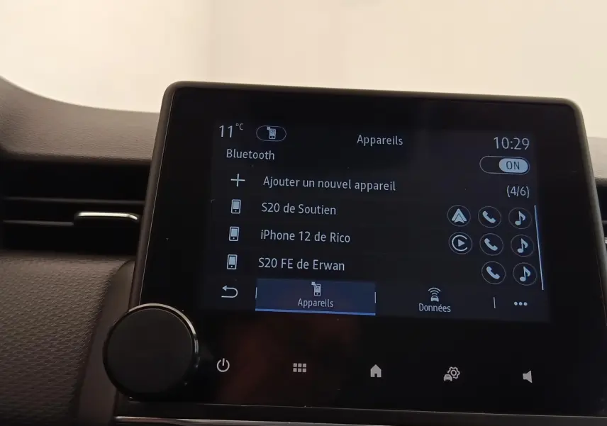 Écran tactile central de la Renault Clio Business E-TECH 140 blanc, affichant menu Bluetooth et connexions appareils.
