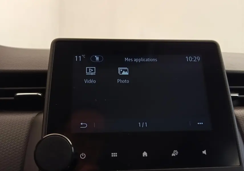 Écran tactile central de la Renault Clio Business E-TECH 140 affichant les applications vidéo et photo.