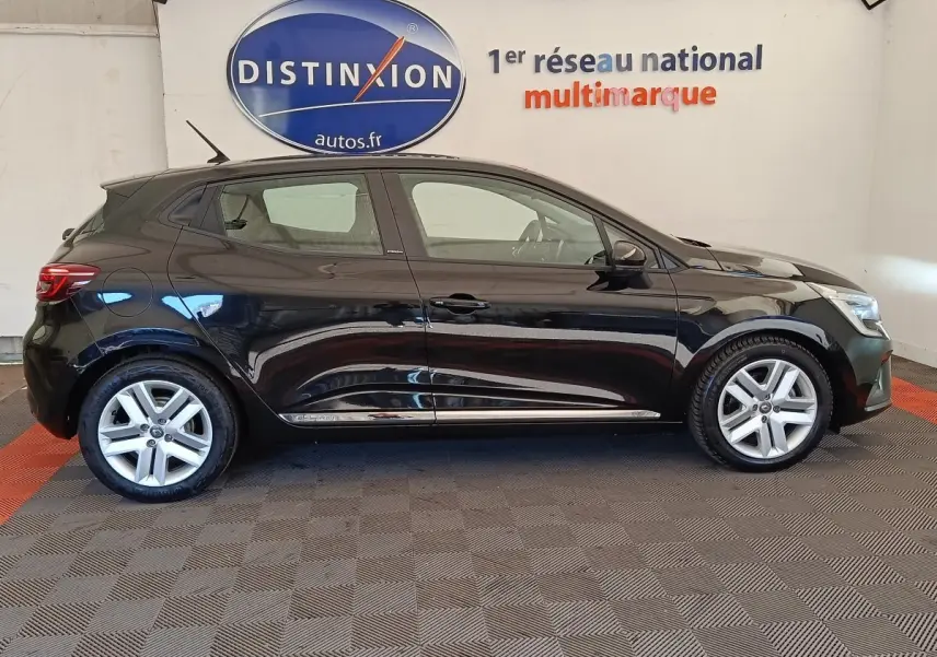 Profil droit d'une Renault Clio Business E-TECH 140 noire, avec jantes alliage et logo Distinxion en arrière-plan.