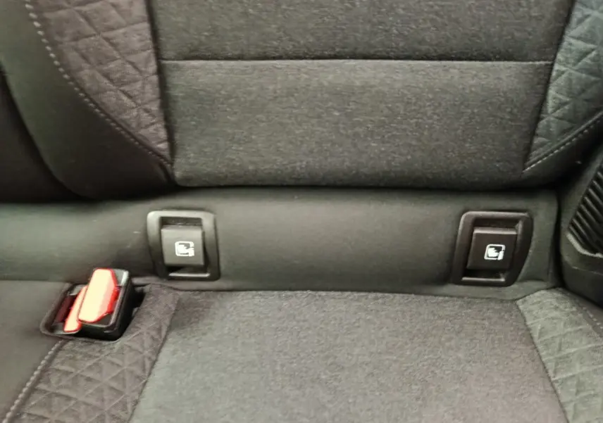 Détail de la banquette arrière noire de la Renault Clio Business E-TECH 140 avec fixations Isofix visibles.