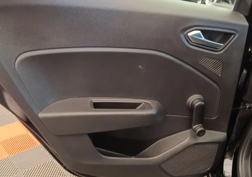 Détail de la porte arrière droite noire de Renault Clio Business E-TECH 140 avec poignée de vitre manuelle.