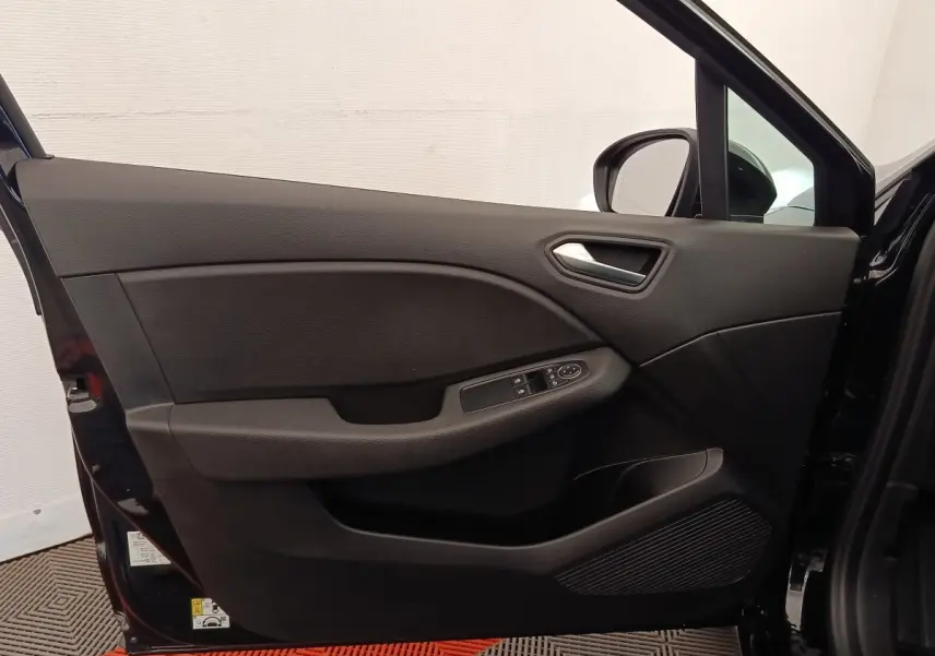 Vue intérieure de la porte avant gauche noire de la Renault Clio Business E-TECH 140, avec commandes électriques.