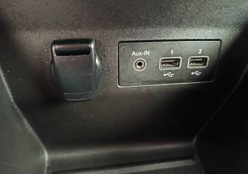 Vue rapprochée des ports USB et prise Aux-IN noirs dans l’habitacle d’une Renault Clio Business E-TECH 140 blanche.