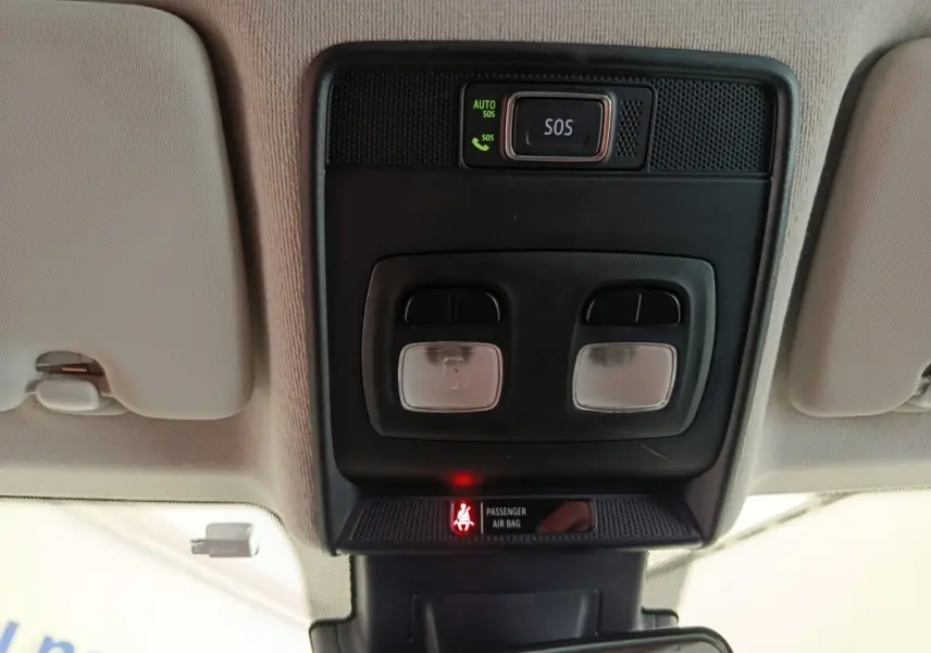 Vue en gros plan du plafonnier intérieur noir avec boutons d’éclairage et bouton SOS de la Renault Clio Business E-TECH 140.