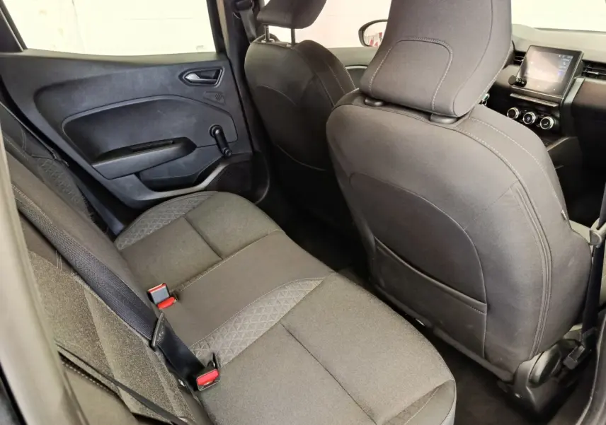 Vue intérieure arrière côté gauche de la Renault Clio Business E-TECH 140, sièges tissu gris et console centrale avec écran tactile.