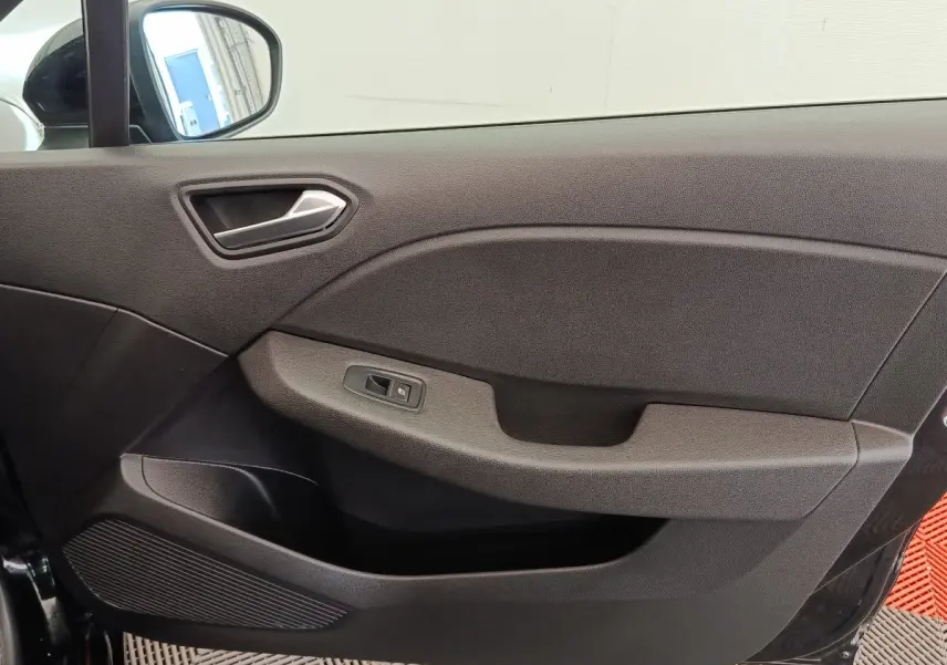 Gros plan sur la porte intérieure côté conducteur de la Renault Clio Business E-TECH 140, avec commande de vitre noire.