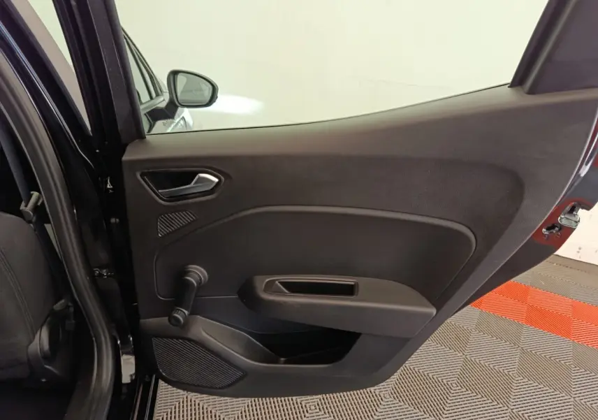 Vue intérieure de la porte arrière gauche noire de la Renault Clio Business E-TECH 140, avec poignée manuelle de vitre.