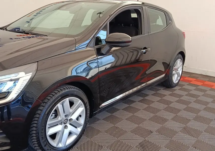 Vue de profil côté gauche d'une Renault Clio Business E-TECH 140 noire avec jantes alliage et rétroviseurs chromés.