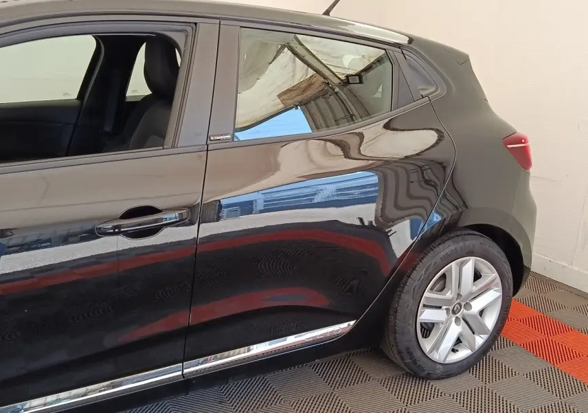 Vue de profil côté gauche d'une Renault Clio Business E-TECH 140 noire avec jantes alliage et poignées intégrées.