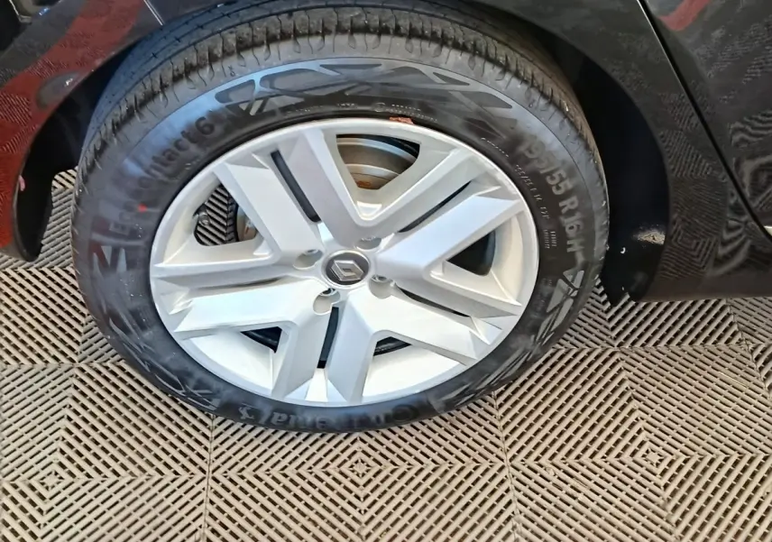 Gros plan sur la roue avant droite d’une Renault Clio Business E-TECH 140, jante argentée et pneu Continental.