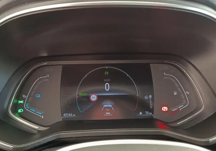 Vue rapprochée du combiné d'instruments numérique de la Renault Clio Business E-TECH 140 affichant 0 km/h et 49 244 km au compteur.
