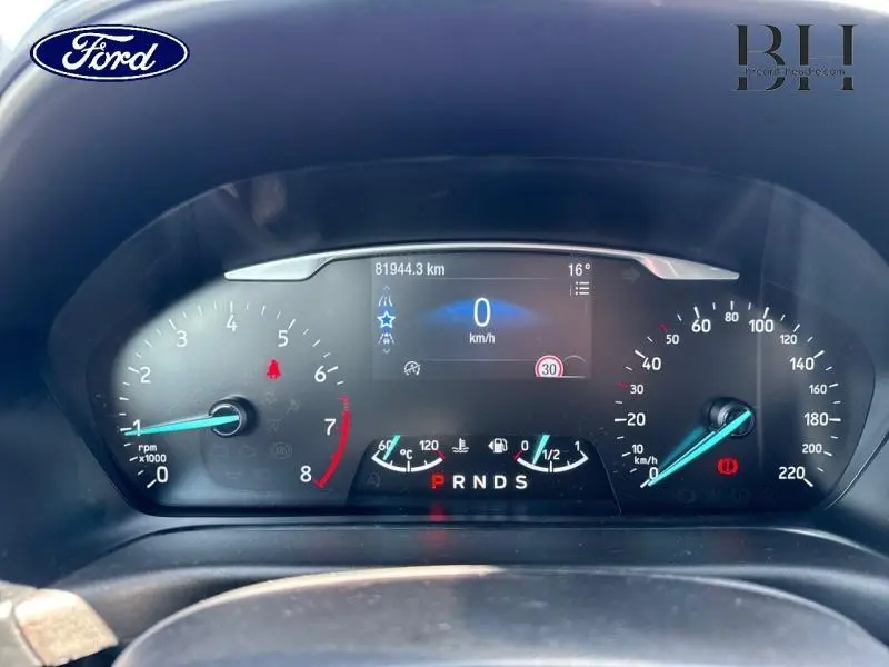Vue rapprochée du tableau de bord numérique de la Ford Fiesta 2018, affichant vitesse, compte-tours et jauges.