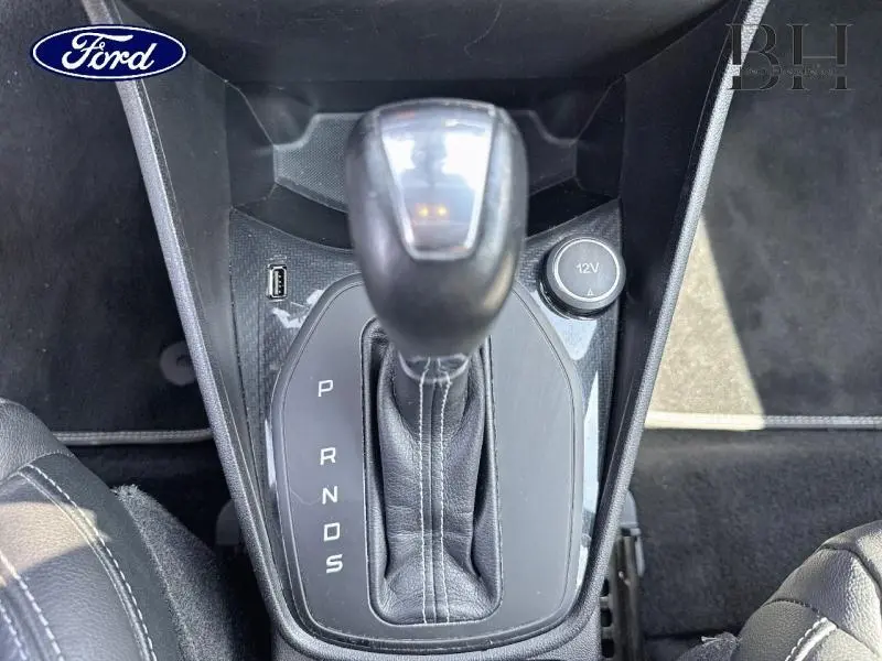 Vue rapprochée de la console centrale de la Ford Fiesta 2018 avec levier de boîte automatique en cuir noir.