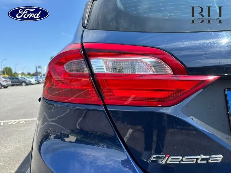Gros plan sur le feu arrière droit bleu Abysse d'une Ford Fiesta 2018 avec logo et badge Fiesta visibles.