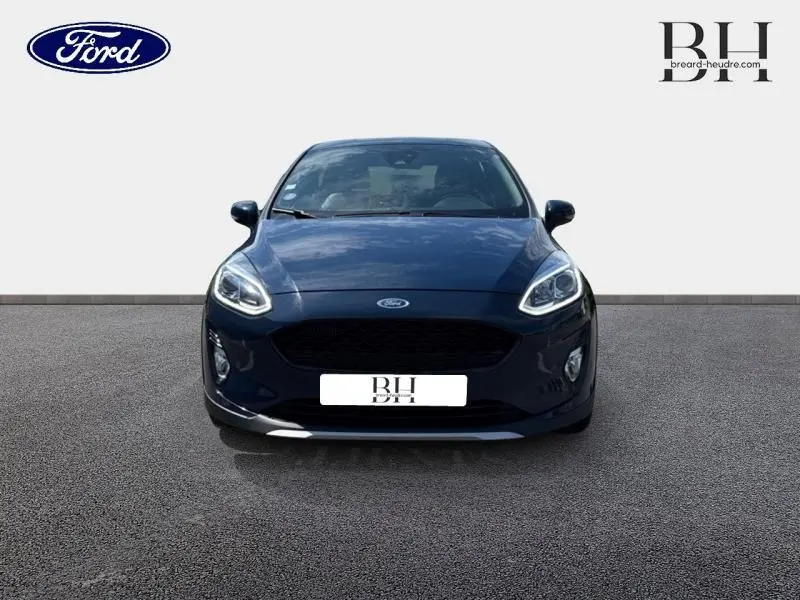 Vue frontale d'une Ford Fiesta 2018 Bleu Abysse avec phares LED et calandre noire distinctive.