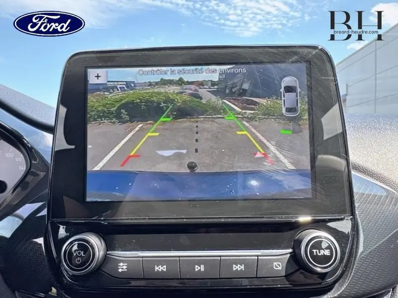 Écran tactile de la Ford Fiesta Bleu Abysse montrant l'image de la caméra de recul avec guidage coloré.