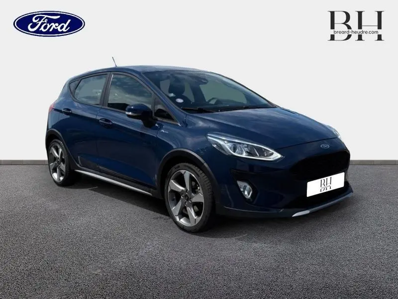 Ford Fiesta 2018 Bleu Abysse vue 3/4 avant droit avec jantes alu et phares LED distinctifs.