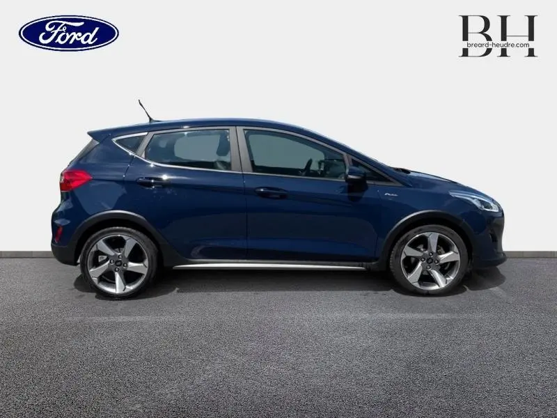 Vue latérale droite d'une Ford Fiesta 2018 bleu Abysse avec jantes alliage et poignées ton carrosserie.