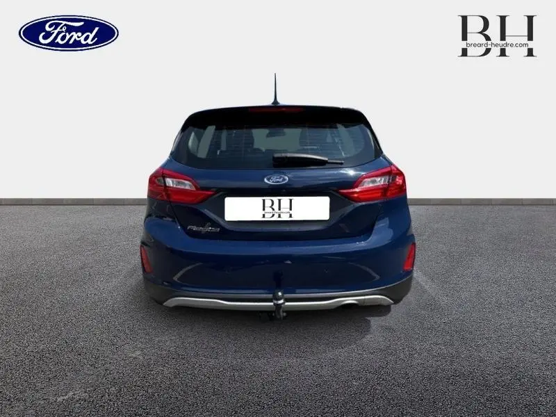 Vue arrière d'une Ford Fiesta Bleu Abysse 2018 avec attelage et feux arrière LED visibles.