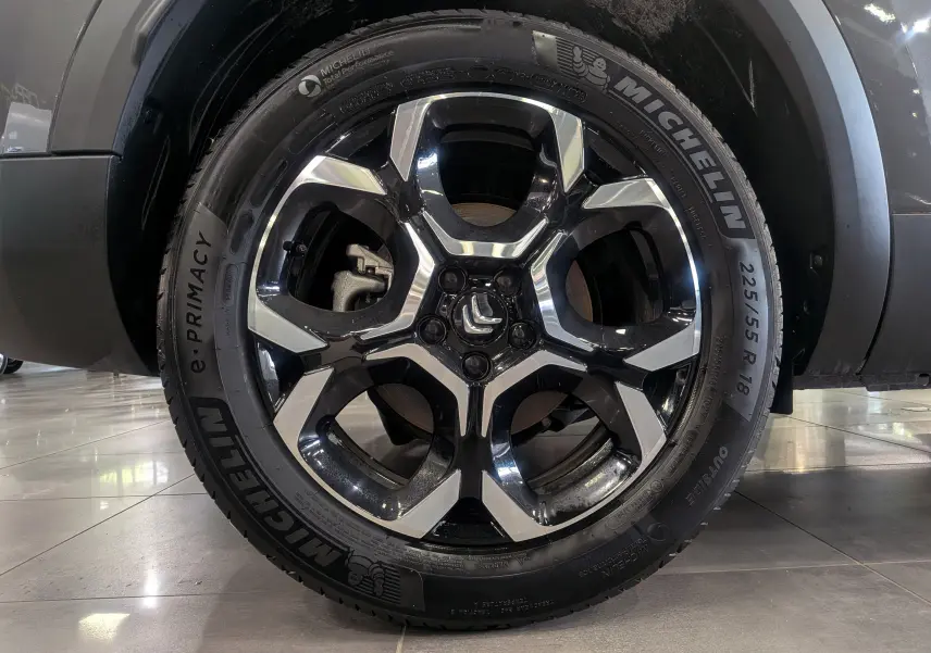 Gros plan sur la jante noire et argentée de 18 pouces d'un Citroën C5 Aircross Gris Platinium, avec pneu Michelin visible.