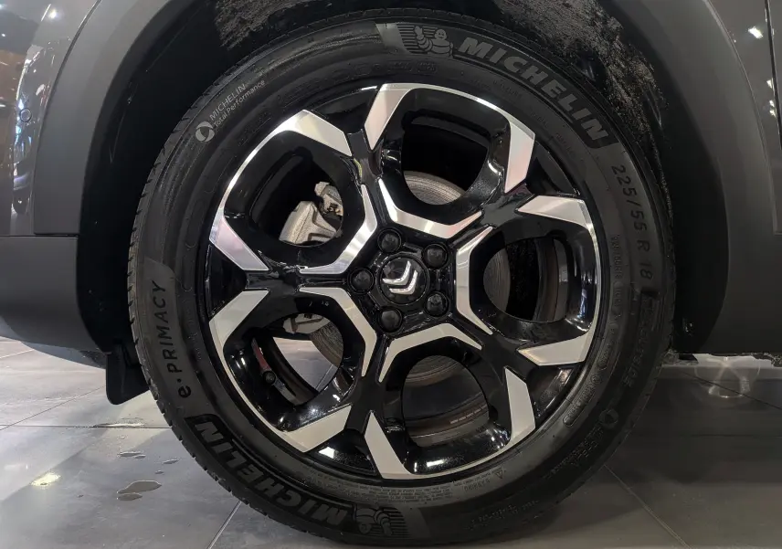Gros plan sur la jante noire et argentée 18 pouces Michelin du Citroën C5 Aircross Gris Platinium 2025.