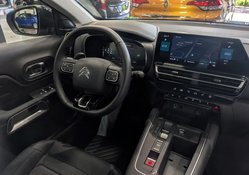 Vue intérieure côté conducteur du Citroën C5 Aircross gris Platinium, avec tableau de bord numérique et écran tactile central.