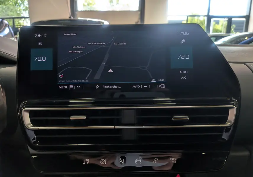 Écran tactile central du tableau de bord du Citroën C5 Aircross Hybride 2025, affichant la navigation et la climatisation.