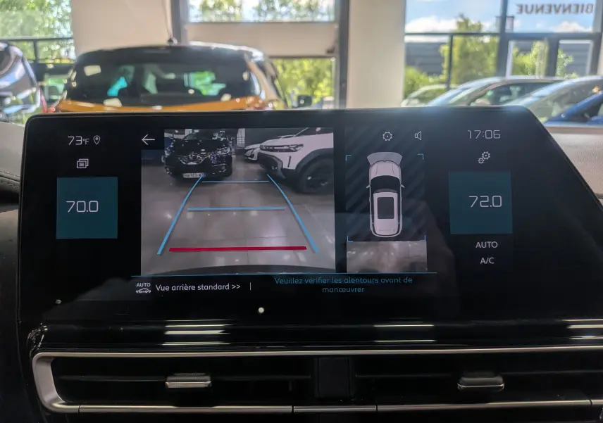 Écran central du Citroën C5 Aircross Hybride 2025 montrant la caméra de recul avec vue arrière et capteurs de proximité.