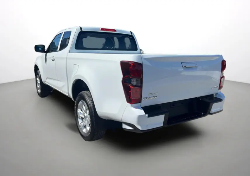 Vue 3/4 arrière gauche d'un pick-up Isuzu D-MAX blanc Splash avec jantes alu et hayon fermé.